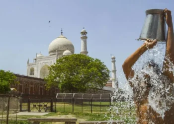 यूपी में भीषण गर्मी का कहर, ताजमहल में बिगड़ी पर्यटकों की तबीयत, स्वास्थ्य विभाग ने जारी की चेतावनी