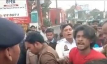 बाइक रोकने से गुस्साए युवक ने ट्रैफिक पुलिस के सिपाही और होमगार्ड को जड़ दिए थप्पड़, वीडियो वायरल