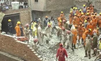 दिल्ली के मुस्तफाबाद में गिरी चार मंजिला बिल्डिंग, चार लोगों की मौत, कई लोग मलबे में दबे