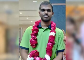 बेटे की पढ़ाई के लिए लेक्चरर मां तीन साल से अवकाश पर, प्रथम रैंक हासिल करके बेटा बना टॉपर