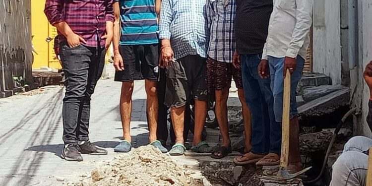 भरत्नगर में हाईटेंशन लाइन को अंडरग्राउंड करने का चल रहा काम, मौजूद मोहल्ले के संभ्रांत नागरिक