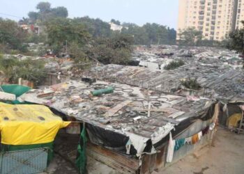 नगर की सुरक्षा के लिए खतरा बनी रेलवे ट्रैक किनारे बसी अवैध बस्तियां : महापौर