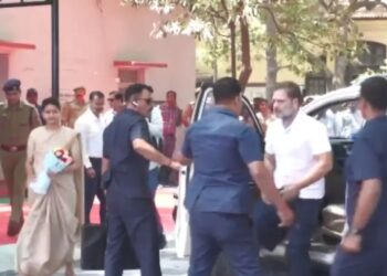 रायबरेली की सड़कों पर दिखा राहुल गांधी का आम आदमी रूप, बीच सड़क अचानक रुकवाई कार