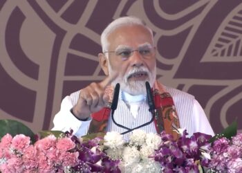 काशी पहुंचे मोदी, पूर्वांचल को देंगे 44 विकास योजनाओं की सौगात