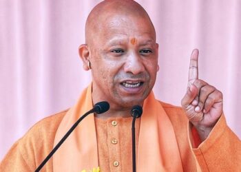 सीएम योगी ने भाषा विवाद पर की आलोचना, रोजगार के अवसरों पर ध्यान देने की दी सलाह