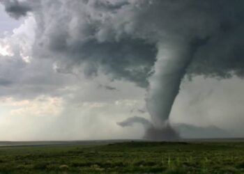 अमेरिका में भीषण तूफान से तबाही, उड़ी इमारतों की छत, 27 लोगों ने गवाई जान