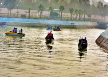 लखनऊ के जनेश्वर मिश्र पार्क में फिर शुरू हुई बोटिंग सेवा, 50 रुपये में 20 मिनट की सवारी