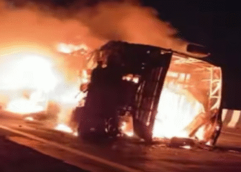 नोएडा थाना फेस-3 क्षेत्र में जलकर खाक हुई दो बसें, परिचालक की मौत