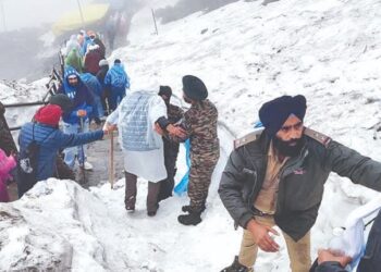 हेमकुंड साहिब के कपाट खुले, चमोली पुलिस बनी श्रद्धालुओं की देवदूत