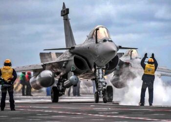 खराब मौसम में दिखा गंगा एक्सप्रेसवे पर वायु सेना का जलवा