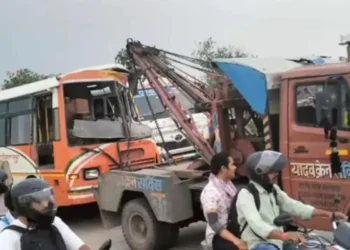 गोरखपुर-वाराणसी हाईवे पर रोडवेज बस, ट्रेलर से टकराई, महिला की मौत, पांच अन्य गंभीर