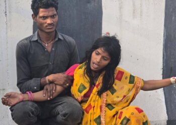 लखनऊ में डबल डेकर बस बनी आग का गोला, सिलेंडर फटे, दो बच्चों समेत पांच ज़िंदा जले