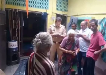 मां चाय और बिस्किट देकर बाहर गई, बेटे ने मार ली गोली