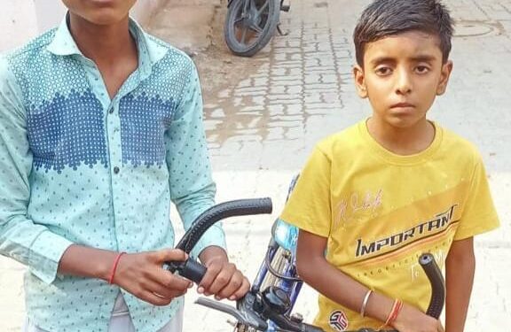 साईकिल लेकर भाग रहे चोर का दो बालकों ने पीछा कर लिया