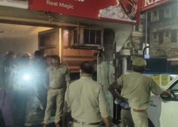 चारबाग के मोहन होटल में लगी भीषण आग, 17 कमरों मे फंसे 30 लोग