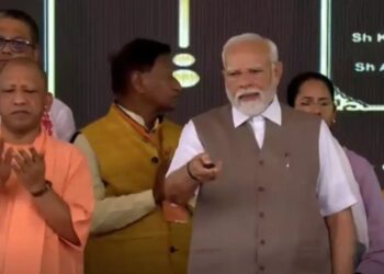 शहीद जवान शुभम द्विवेदी के परिवार से मिले पीएम मोदी, कानपुर में विकास परियोजनाओं का शिलान्यास