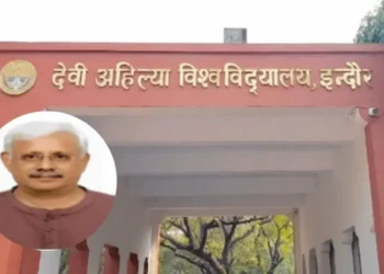 कुलपति को कार से उतारकर पैदल चलने पर किया मजबूर, कर्मचारियों पर हुई एफआइआर