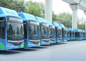 दिल्ली की सड़कों पर जल्द दौड़ेंगी 500 नई इलेक्ट्रिक बसें, साल के अंत तक 1000 का लक्ष्य