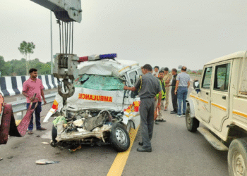 पूर्वांचल एक्सप्रेसवे पर भीषण सड़क हादसा, एंबुलेंस और पिकअप की टक्कर में पांच की मौत, एक घायल