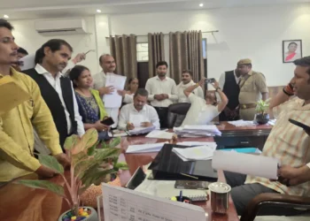 गोशाला में लापरवाही पर डीएम की बड़ी कार्रवाई, प्रशासनिक महकमे में मची हलचल