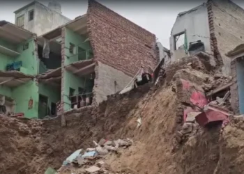 मथुरा में बड़ा हादसा, एक साथ भरभराकर गिरे आधा दर्जन मकान, कई लोग मलबे में फंसे