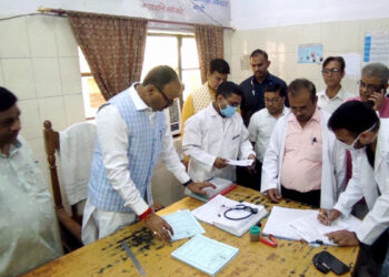 जिला अस्पताल पहुंचे उप-मुख्यमंत्री बृजेश पाठक, मरीजों को तकिया न मिलने पर हुए नाराज