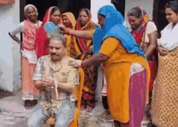 बीजेपी नेता को जमीन पर गिराकर कीचड़ से नहलाया, बेबस नेता सहता रहा महिलाओं की कारगुजारी