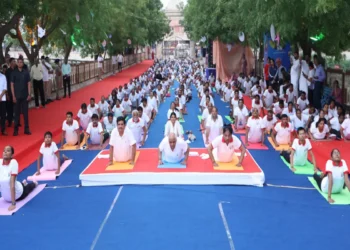 योग दिवस पर गुजरात ने रचा इतिहास, 2121 लोगों ने भुजंगासन कर बनाया विश्व रिकॉर्ड