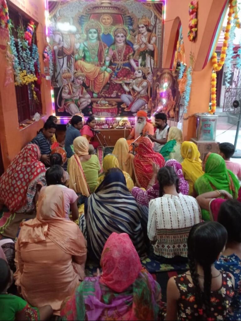 श्री सिद्धेश्वर महादेव धाम मे सीता-राम संकीर्तन में मौजूद लोग