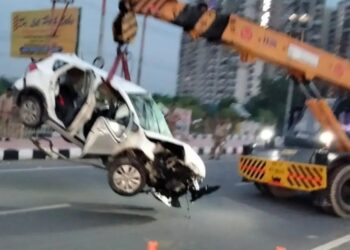 पिकअप से उतार रहे थे सामान, तभी मौत बनकर आई स्विफ्ट कार, आठ लोगों की गई जान