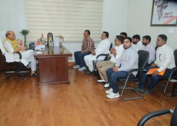 आदर्श व्यापारी एसोसिएशन ने रक्षा मंत्री से लगाई लखनऊ के व्यापारियों के सुरक्षा की गुहार