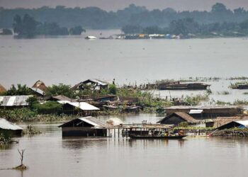 असम में बाढ़ से हाहाकार, 21 जिलों में 6.5 लाख लोग प्रभावित, अब तक 17 की मौत
