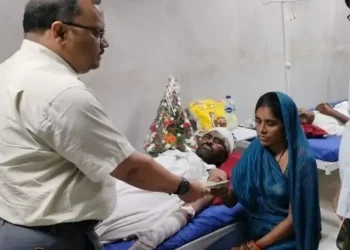 शाबाश मिहीलाल! तेंदुए से भिड़कर दिखाई थी बहादुरी, डीएम ने किया सम्मानित