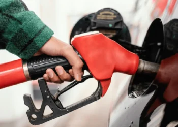 पेट्रोल नहीं पानी भर रहे थे पंप वाले, लोगों ने एसडीएम से की शिकायत