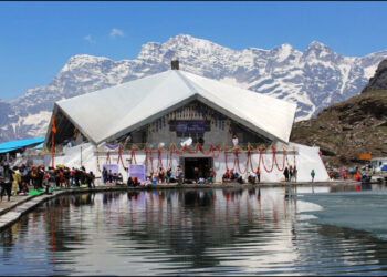 श्रद्धा की मिसाल बना हेमकुंड साहिब, आठ दिनों में पहुँचे 30,000 से अधिक श्रद्धालु