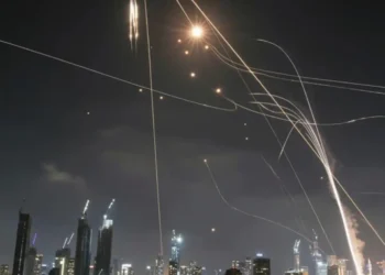 सीज़फायर के ऐलान के बावजूद इज़रायल पर मिसाइलें दाग रहा ईरान