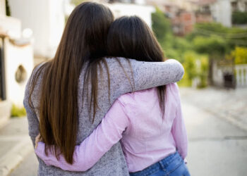 पांच लाख की नकदी और जेवर लेकर दो सगी बहने फरार, पड़ोसी युवक पर एफआईआर