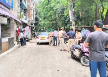 दिल्ली के दक्षिणपुरी में एसी कारीगरों की रहस्यमयी मौत, एक की हालत गंभीर