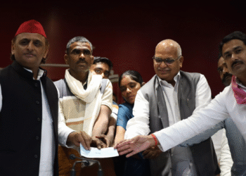 तेंदुए से भिड़ने वाले युवक को अखिलेश यादव ने किया सम्मानित