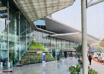 लखनऊ एयरपोर्ट के पास 15 ऊंची इमारतों पर चला प्रशासन का हथौड़ा, ऊपरी मंजिलें होंगी ध्वस्त