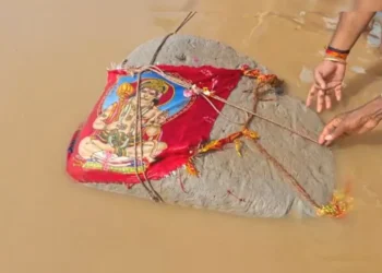 गंगा की लहरों पर तैरता ‘रामसेतु का चमत्कारी पत्थर’, सनातन आस्था से जुड़ा अद्भुत दृश्य