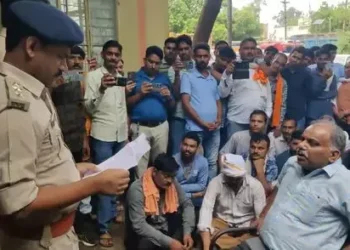 भाजपा मंडल अध्यक्ष पर बीईओ को थप्पड़ मारने का आरोप, एफआईआर के लिए थाना पहुंचे शिक्षक