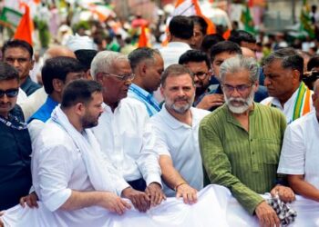 वोटर लिस्ट रिवीजन को लेकर बिहार की सड़कों पर उतरे आरजेडी कार्यकर्ता, कई ट्रेनें रोकी गई