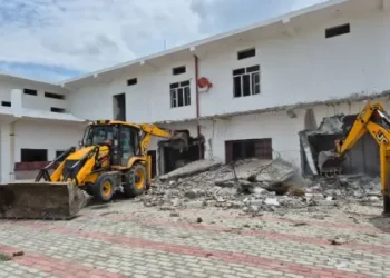 यूपी में धर्मांतरण के मास्टरमाइंड छांगुर बाबा की कोठी पर चला बुलडोजर