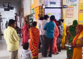 सीएचसी बड़ागांव में मरीजों की भीड़, मौसमी बीमारियों से परेशान लोग पहुंच रहे अस्पताल