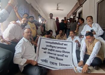 पार्षद पर केस दर्ज करने के मामले में इंस्पेक्टर ठाकुरगंज नपे