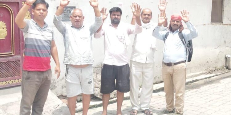 सड़कों पर बह रहे सीवर का विरोध कर रहे नागरिक