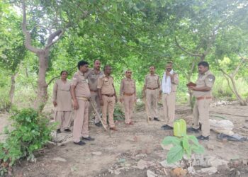 नदी पार कर जंगल में दबिश, अवैध शराब की भट्टियां ध्वस्त, 45 लीटर कच्ची शराब बरामद