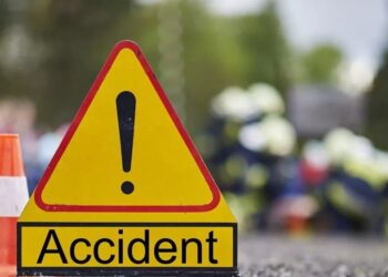 यमुना एक्सप्रेस-वे पर पलटी स्लीपर कोच बस, 50 यात्री घायल