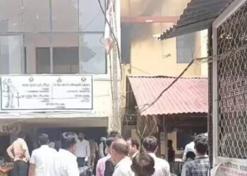 बाराबंकी सिविल कोर्ट परिसर में विद्युत कक्ष में आग, बड़ा हादसा टला